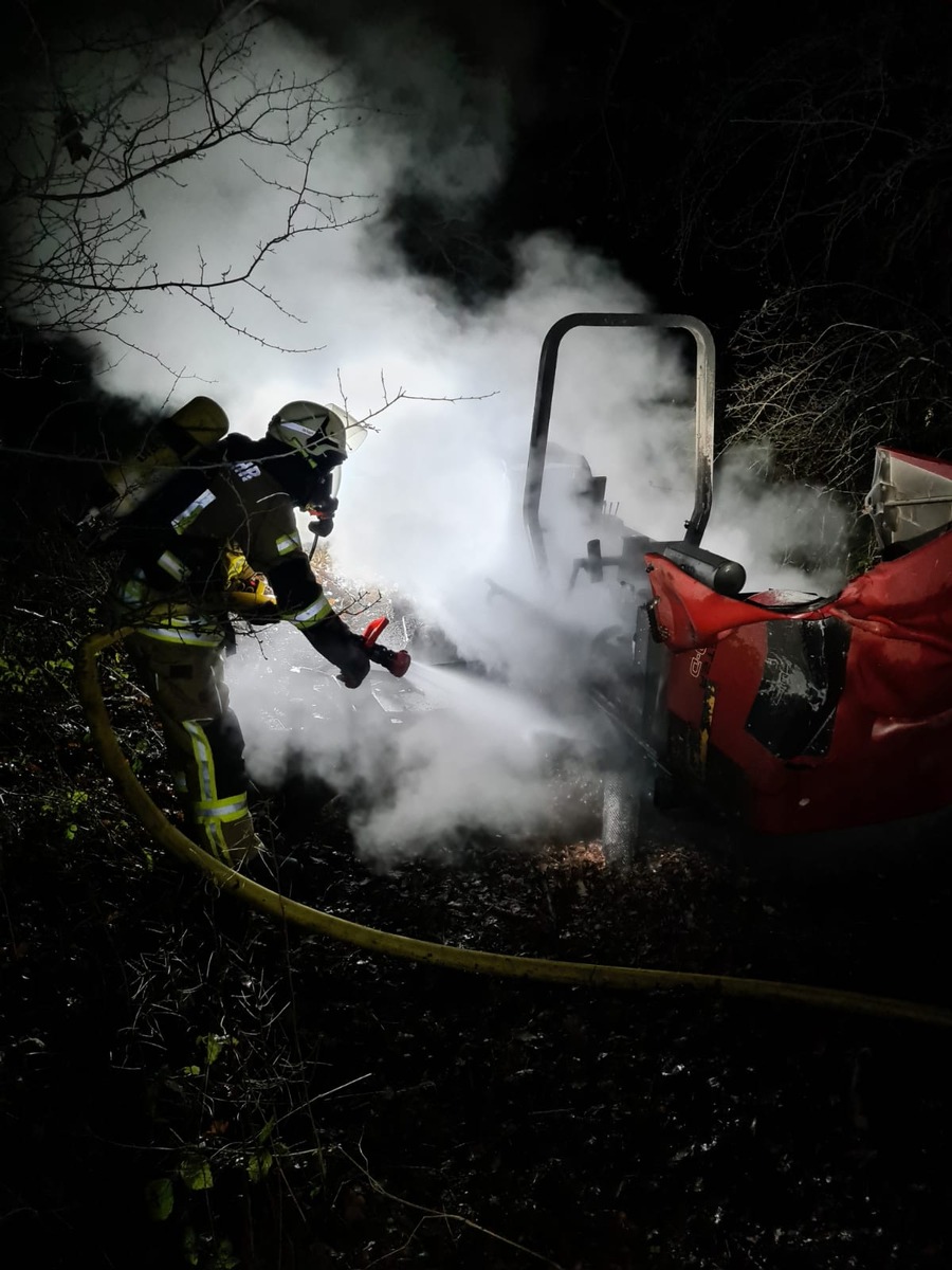 FW Lage: Feuer 1 / PKW-Brand außerhalb Ortschaft - 17.12.2020 - 00:01 Uhr