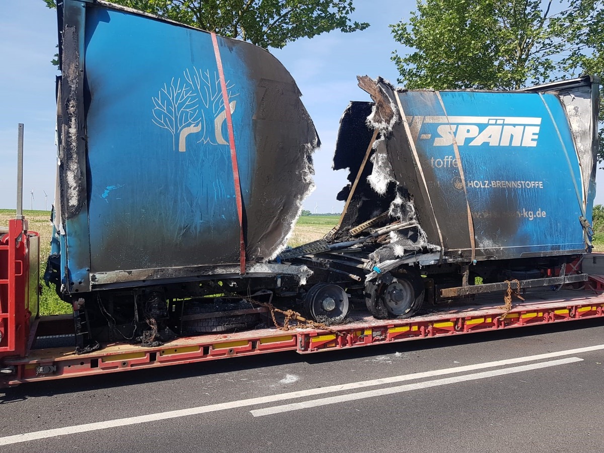 POL-NB: Brand eines Lkw-Anhängers sorgt für lang andauernde Verkehrseinschränkungen