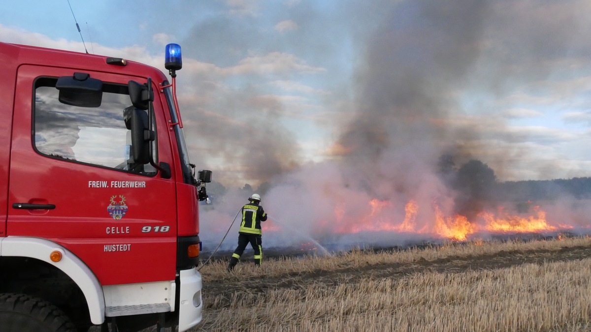 FW Celle: Städteübergreifende Übung in Hustedt - Feuerwehren aus Hustedt und Eversen üben Vegetationsbrandbekämpfung!