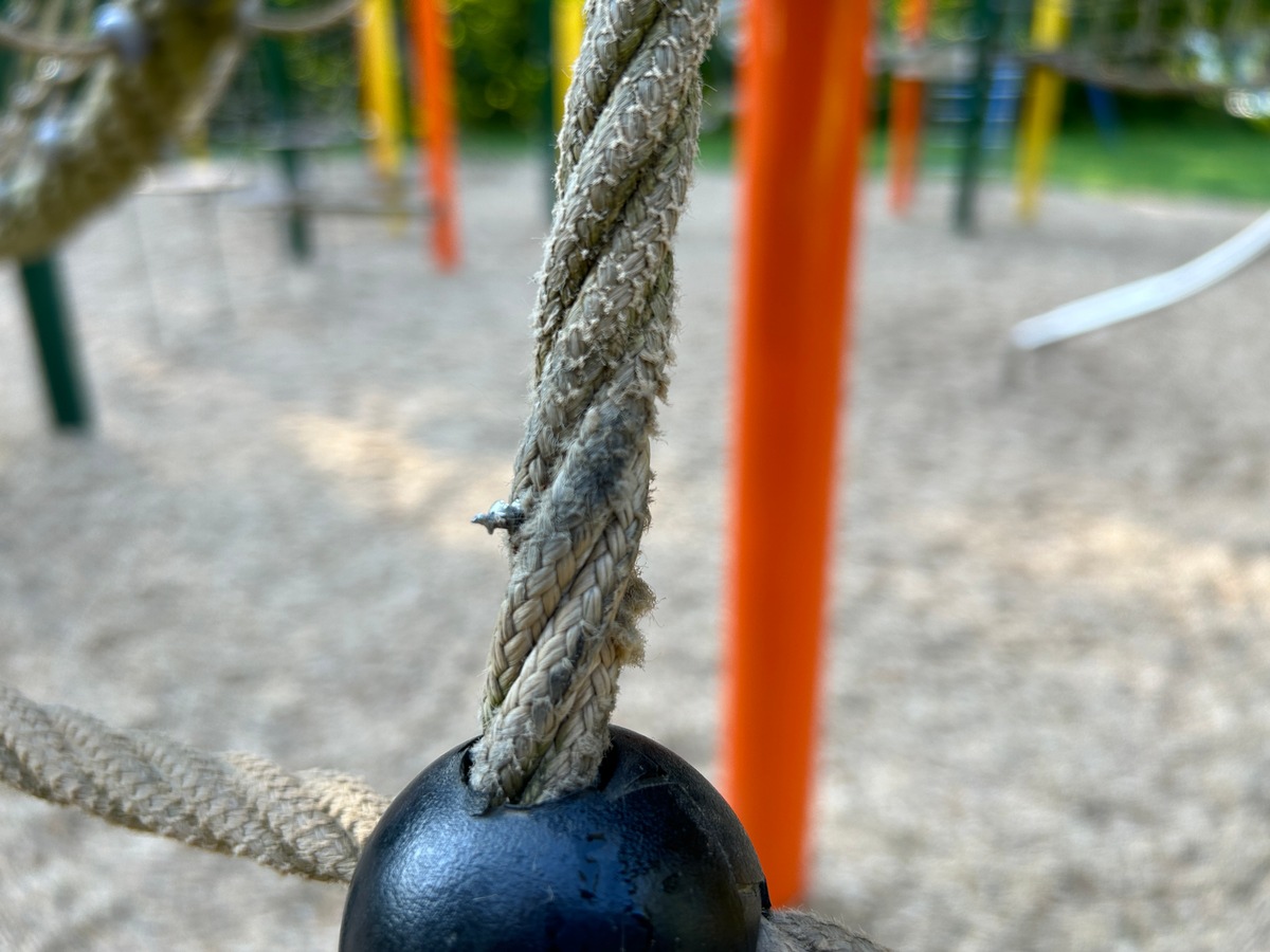 POL-PDWIL: Sachbeschädigung am Spielplatz im Kurpark