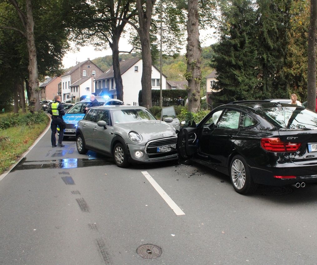 POL-RBK: Overath - Handy am Steuer führt zu Frontalzusammenstoß