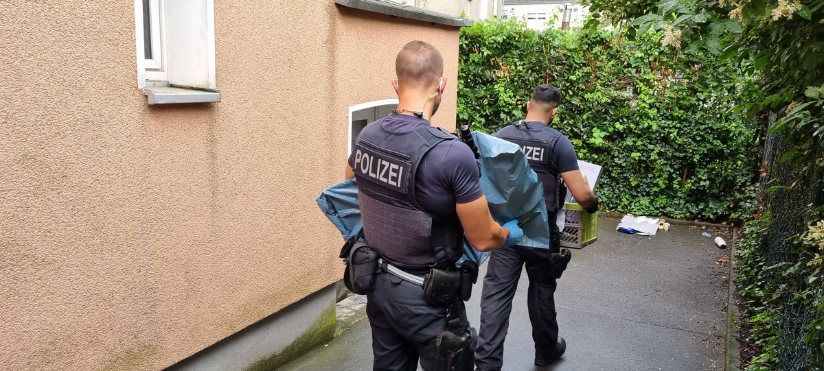 BPOL NRW: Gemeinsame Pressemitteilung der Staatsanwaltschaft Essen und der Bundespolizeiinspektion Dortmund: Einsatzkräfte durchsuchen Wohnung im Ruhrgebiet und Raum Stuttgart