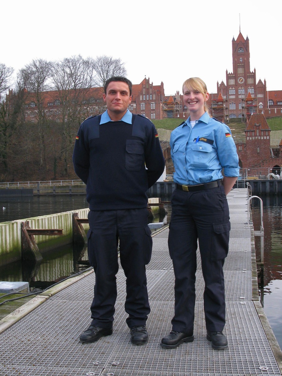 Deutsche Marine - Pressemeldung (Feature): Navigation mit Kursdreieck, Zirkel und Karte - Offiziersanwärter aus Brandenburg und Baden-Württemberg zu Beginn ihrer Marinekarriere