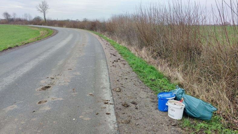 POL-HL: Ostholstein - Süsel / Renovierungsmüll illegal an den Straßenrand gestellt