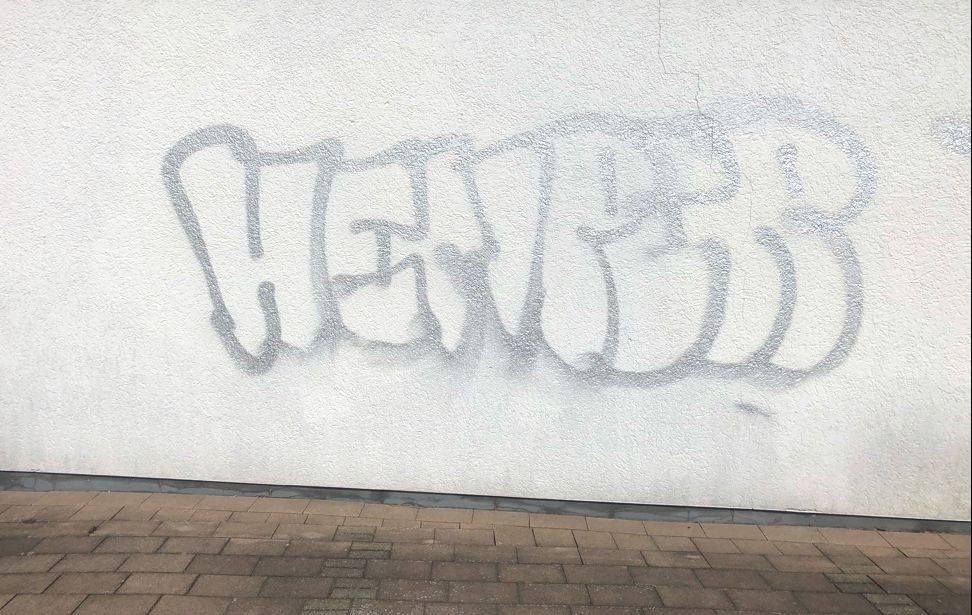 POL-OE: Unbekannte beschmieren Hauswand mit Graffiti