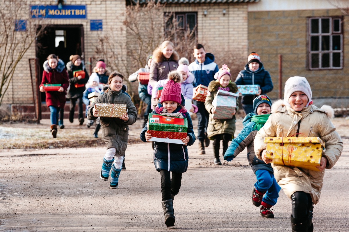 &quot;Weihnachten im Schuhkarton®&quot; schenkt Hoffnung in Krisenzeiten / 291.554 bedürftige Kinder erhalten Schuhkartongeschenke