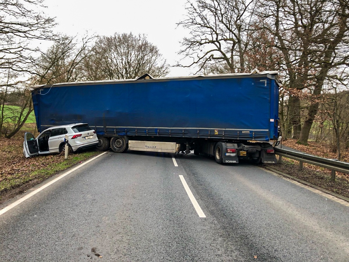 POL-LIP: Blomberg. Verkehrsbeeinträchtigungen nach Unfall auf B 1.