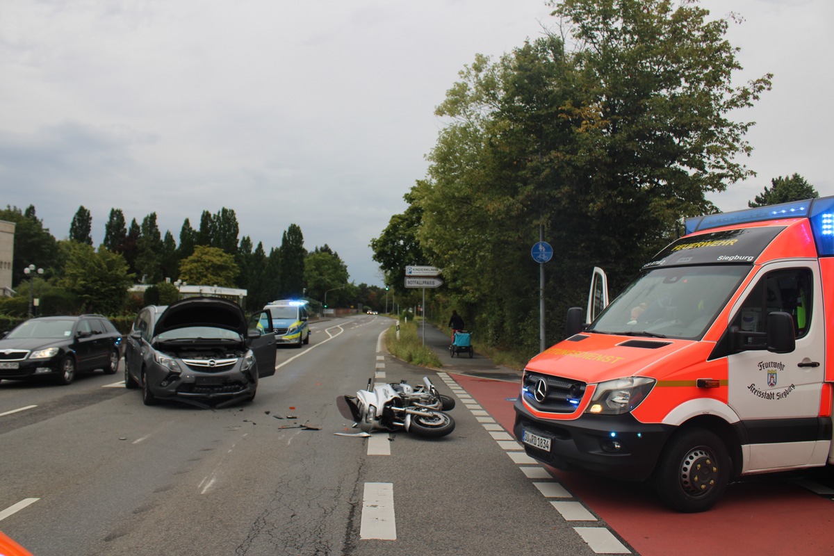 POL-SU: Autofahrerin fährt beim Abbiegen entgegenkommenden Motorradfahrer an