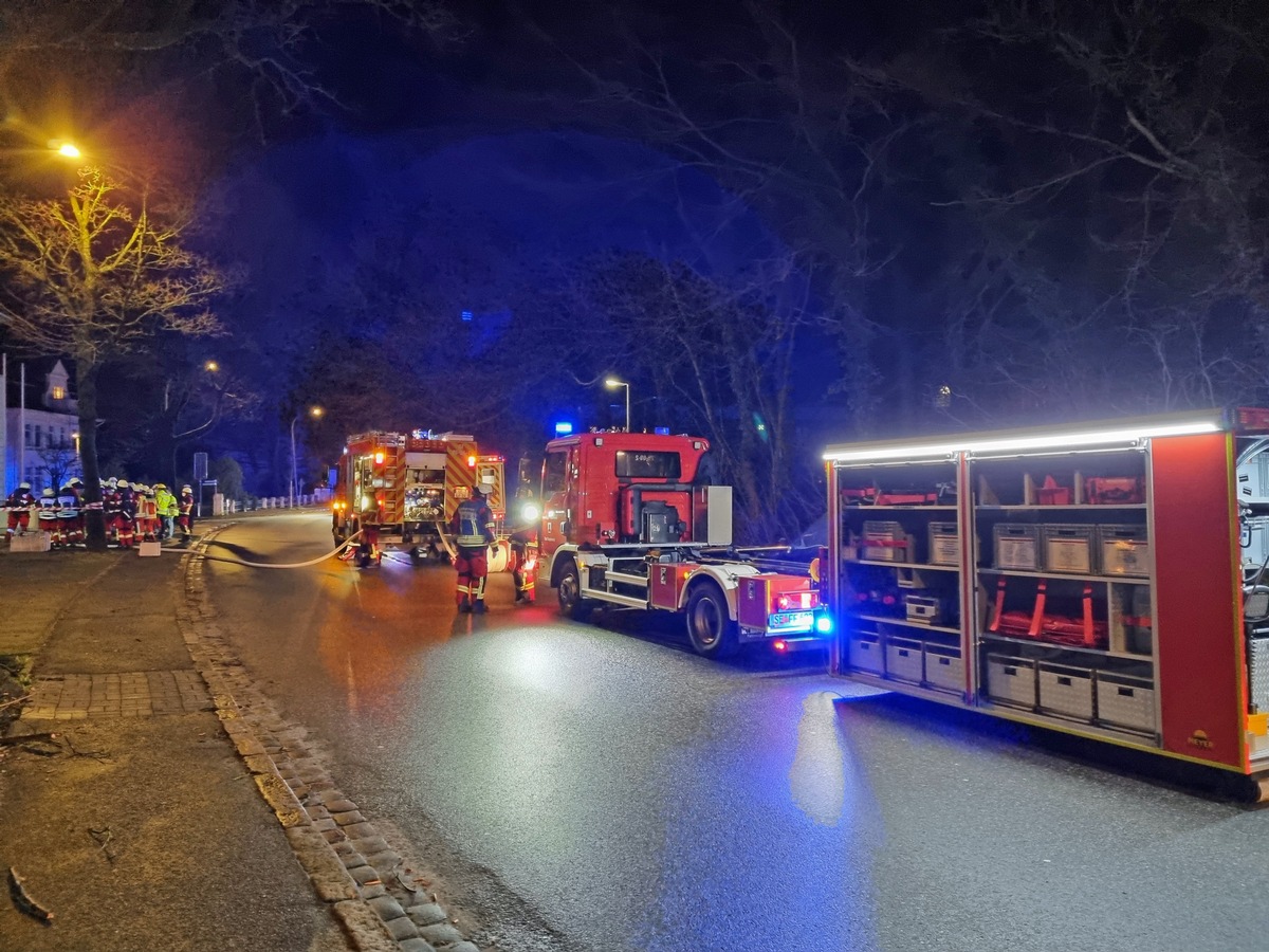 FW Bad Segeberg: Chlordämpfe aus einem WC Raum - Gefahrguteinsatz im Pflegeheim