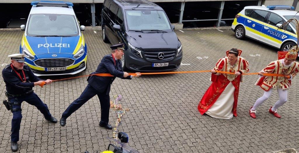 BPOL-TR: Grün-weiße Streiche gegen Blau-weiße Streife - Prinzenpaar fordert Bundespolizei