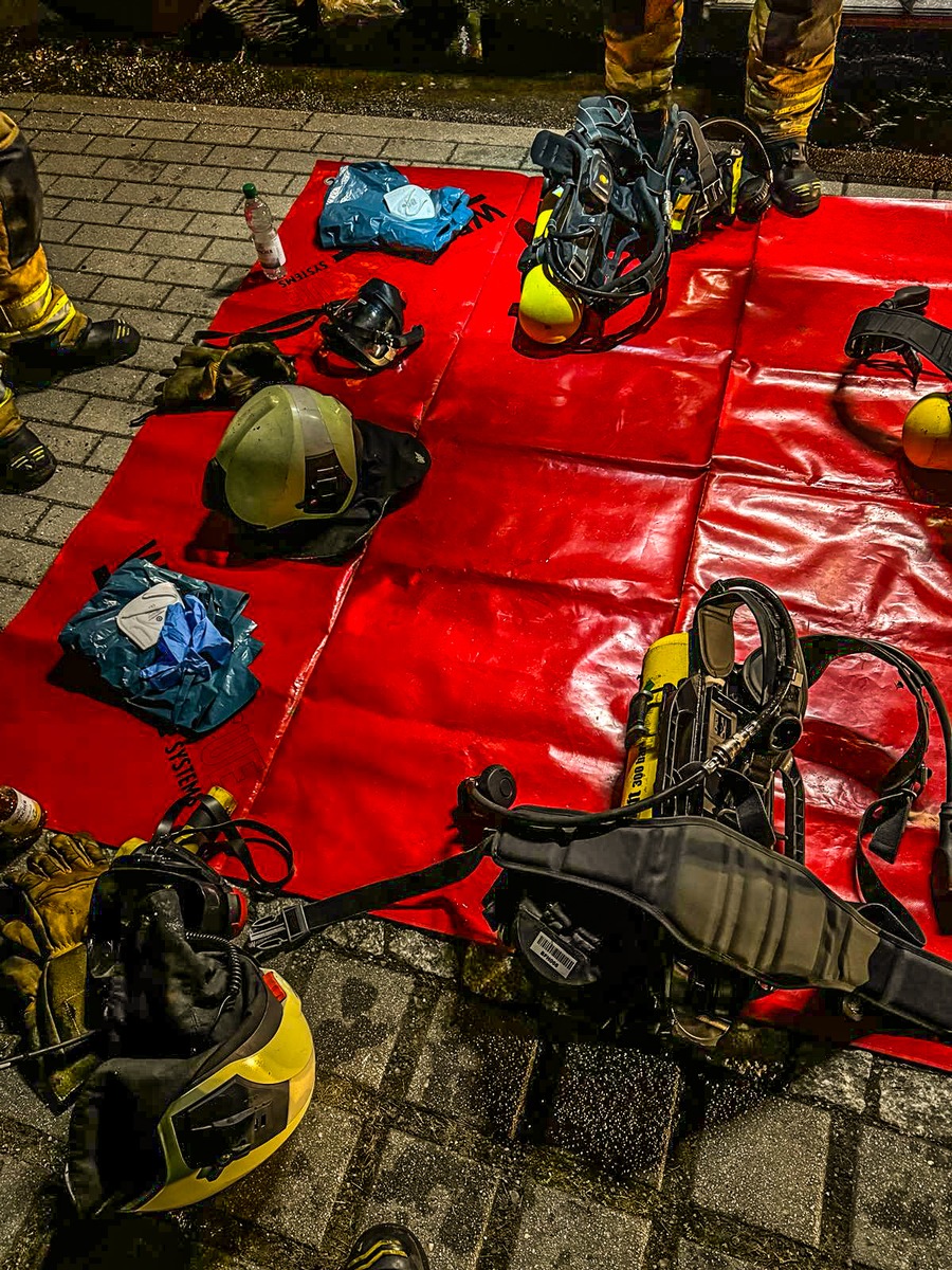 FW Dresden: Mehrere Fahrzeuge brennen - Feuerwehr verhindert das Übergreifen auf ein Gebäude