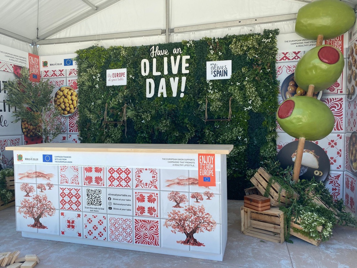 European olives show their gastronomic potential in Miami to 450 chefs / The Spanish chef Alberto Astudillo will prepare different dishes with this ingredient