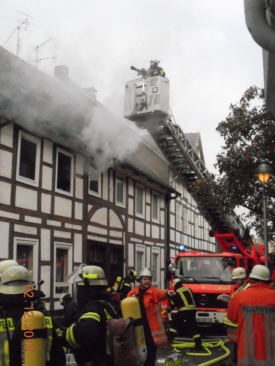 POL-HOL: Feuer in der Weberstraße / 100.000 Euro Schaden Großeinsatz in der Holzmindener Innenstadt