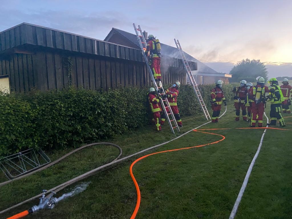 FW-SE: Großaufgebot der Feuerwehr bekämpft Carportbrand in Garbek Um 2:48 Uhr gingen zunächst nur in Garbek und Travenhorst die Sirenen. Die Feuerwehren wurde zu einem Carportbrand in den Eichenweg gerufen.