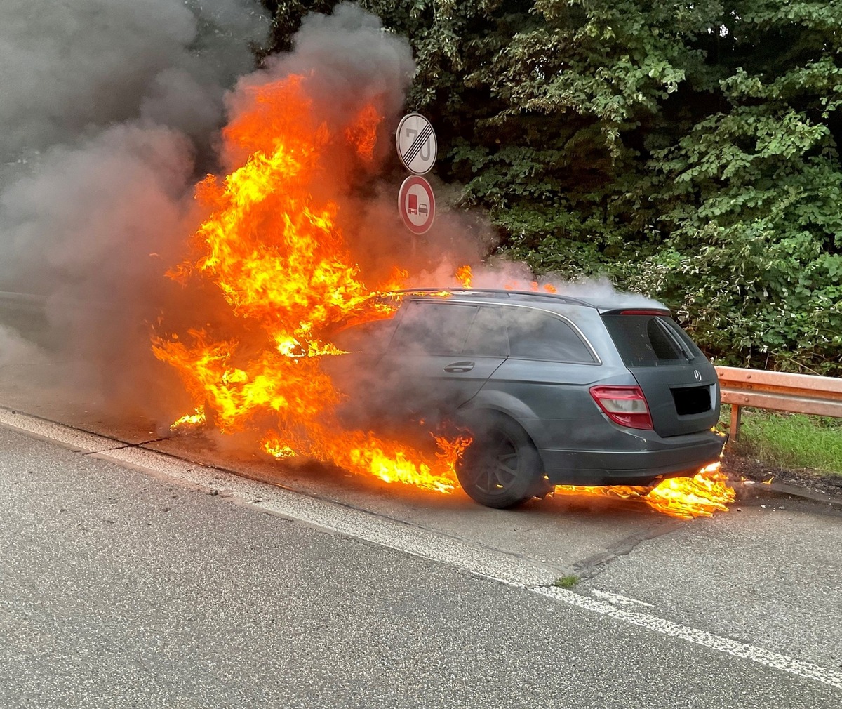 FW-GLA: Brennender PKW auf der A52