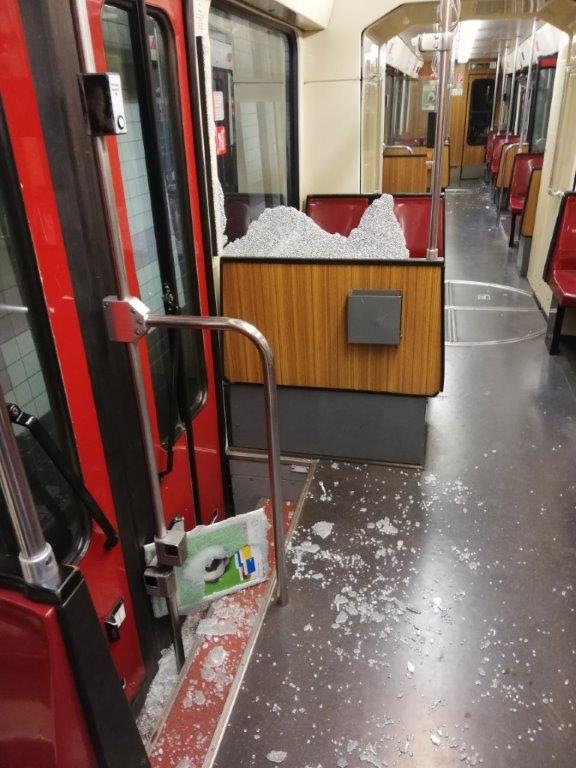 POL-DU: Duisburg -Altstadt: Neun Verletzte bei Notbremsung der Straßenbahn