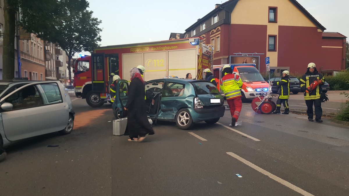 FW-RE: Verkehrsunfall mit drei verletzten Personen