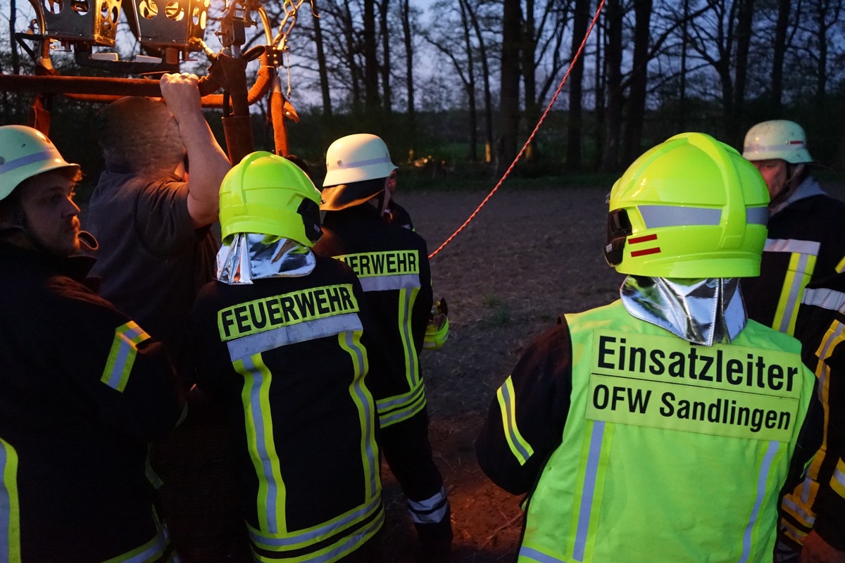 FW Flotwedel: Heißluftballon bleibt mit Sicherungsseil in Baum hängen - Feuerwehr eilt zur Hilfe