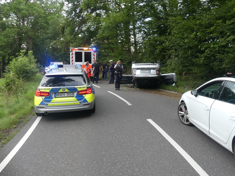 POL-GM: 080720-527: Mit Auto überschlagen - zwei Verletzte