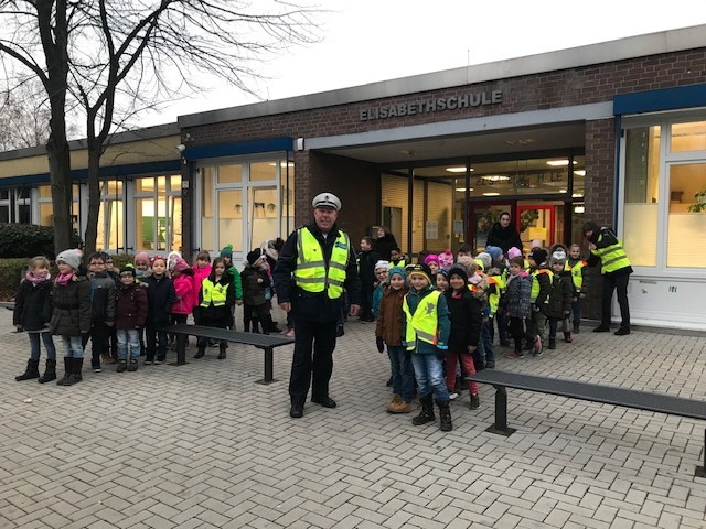 POL-DO: Lünen, Elisabeth - Grundschule
Aktion &quot;Sehen und gesehen werden&quot; - Schule, Eltern und Polizei Dortmund für mehr Sicherheit von Schulanfängern