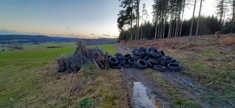 POL-SI: Altreifen in Naturlandschaft entsorgt -#polsiwi