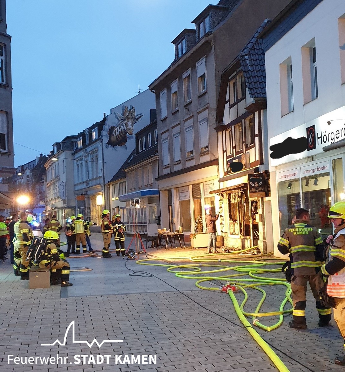 FW Kamen: Brennende Pizzeria in der Kamener Innenstadt