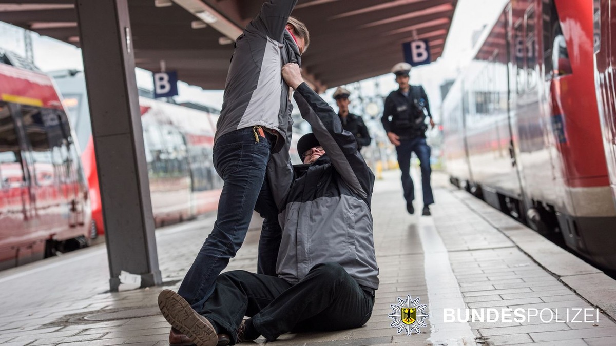 Bundespolizeidirektion München: Fahrradhelm schützt vor Verletzungen - Bundespolizei sucht Zeugen