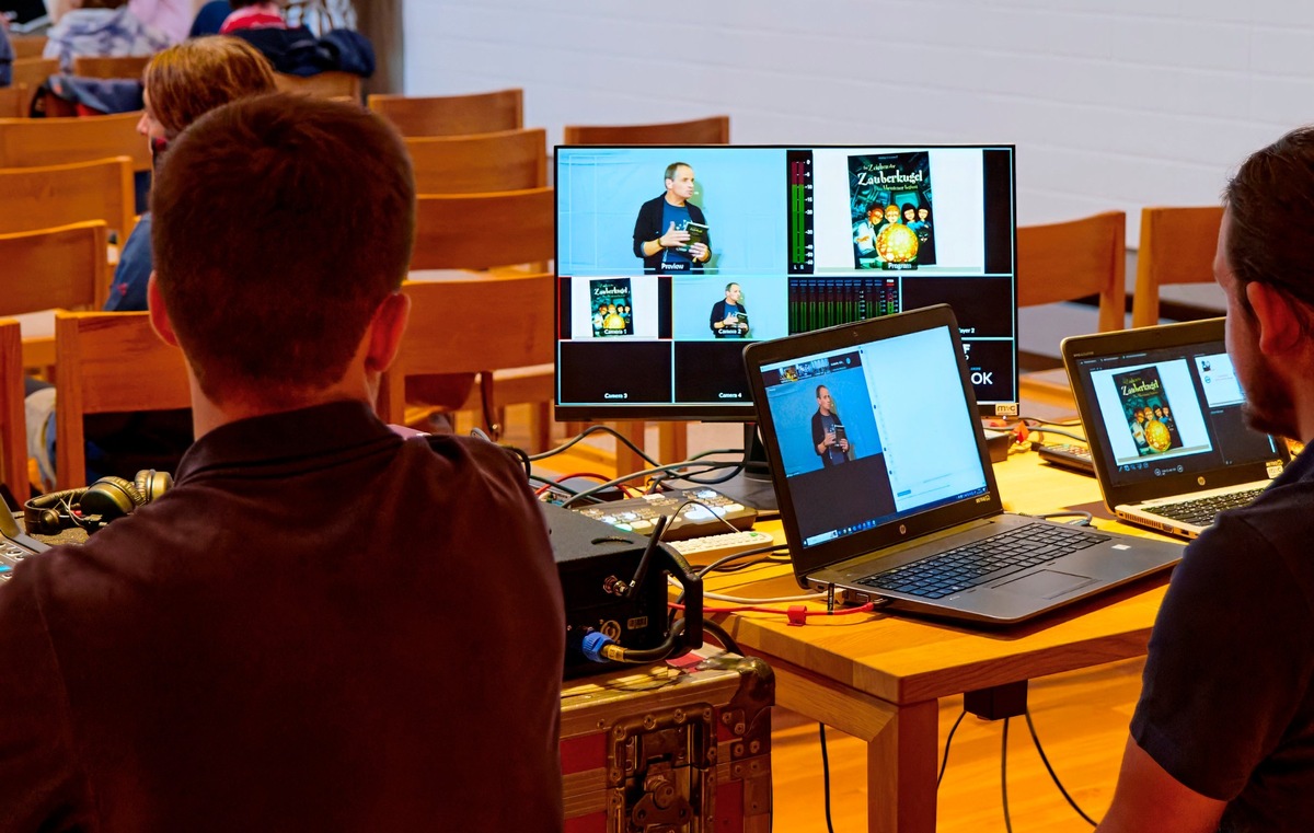 Kinderbuchautor Stefan Gemmel erzielt RID-Weltrekord bei Eröffnung der 28. Kinder- und Jugendliteraturtage 2023 für seine online übertragene Autorenlesung mit pantomimisch interpretierten Dialogen durch das Publikum