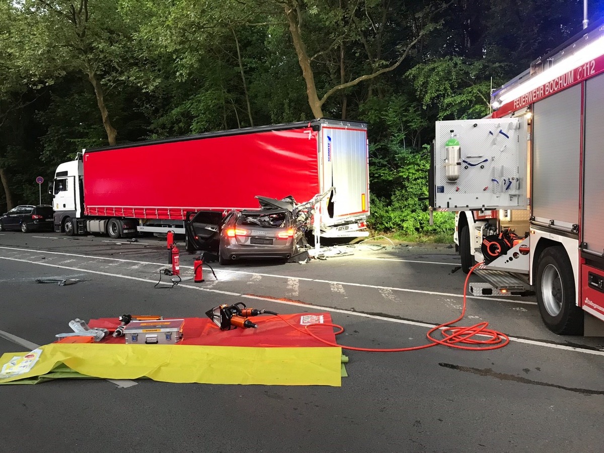 FW-BO: Verkehrsunfall mit eingeklemmter Person