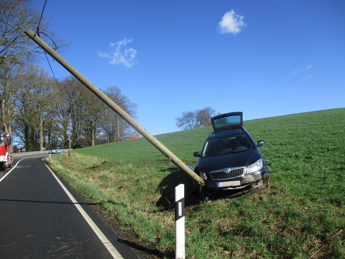 POL-RBK: Wermelskirchen - Pkw fährt frontal vor Telefonmast