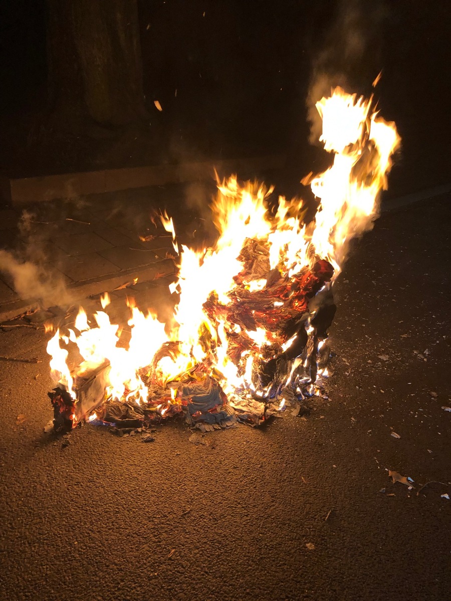 POL-DU: Rumeln-Kaldenhausen/Meiderich: Altkleidercontainer und Papiertonne in Brand - Polizei sucht Zeugen