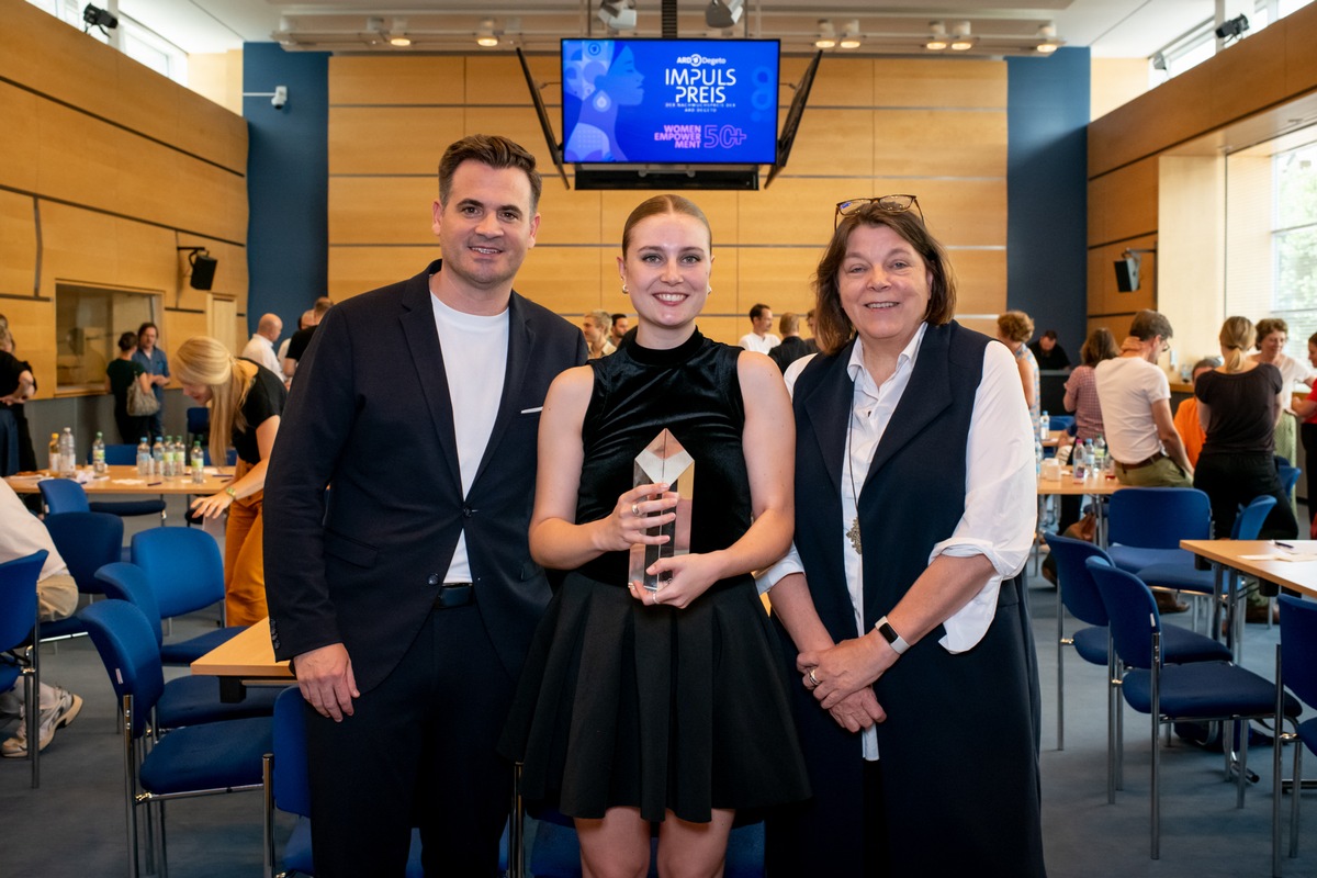 IMPULS PREIS 2024: Emma Weß von der Filmuniversität Babelsberg Konrad Wolf zum 10-jährigen Jubiläum des ARD-Degeto-Film-Nachwuchspreises ausgezeichnet