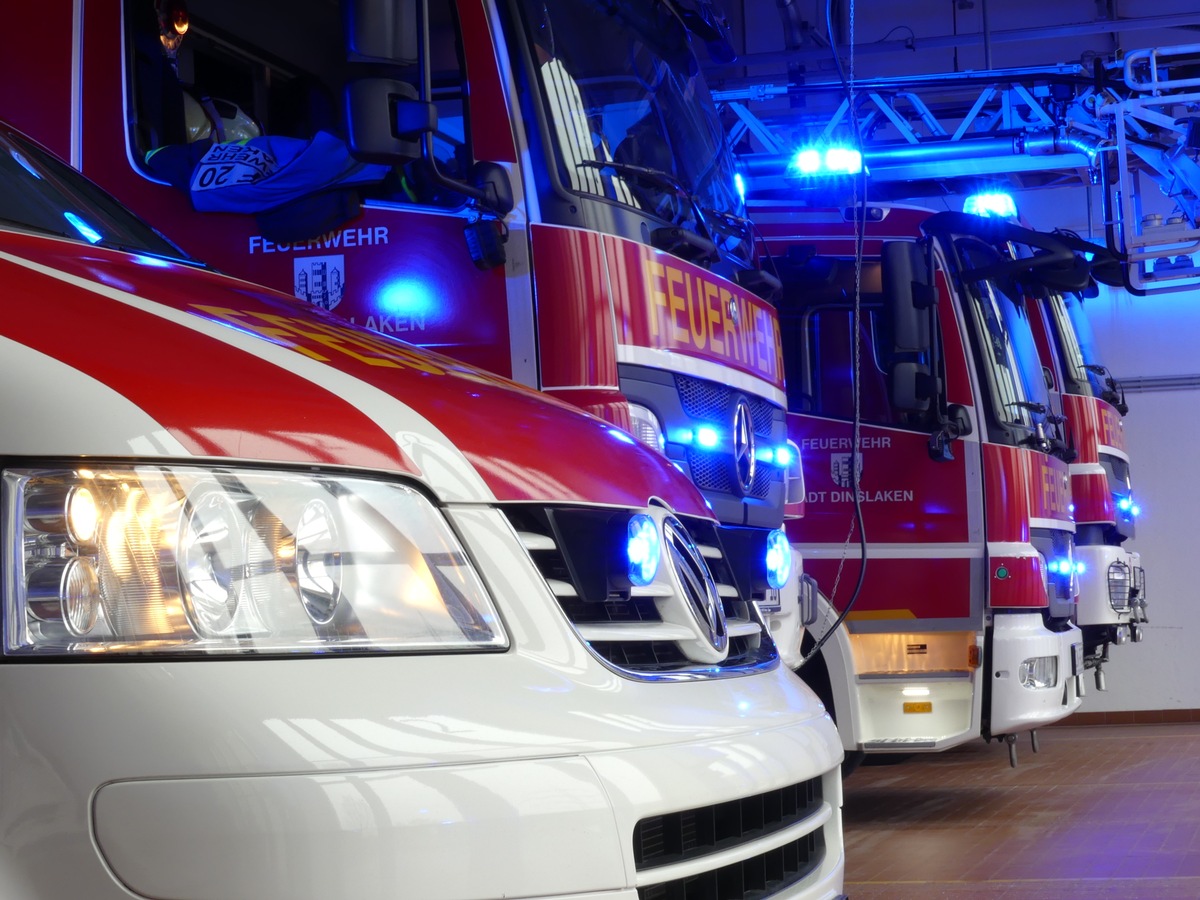 FW Dinslaken: Brand in einem Gewerbebetrieb in Dinslaken