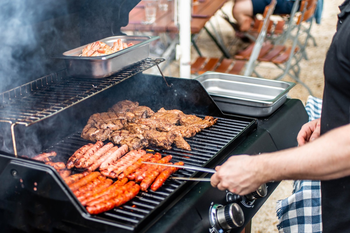 Zum Start der Grillsaison: So wird der Gasgrill schnell wieder sauber / Deutscher Verband Flüssiggas empfiehlt Reinigung von Rost und Brennerabdeckung nach jedem Gebrauch