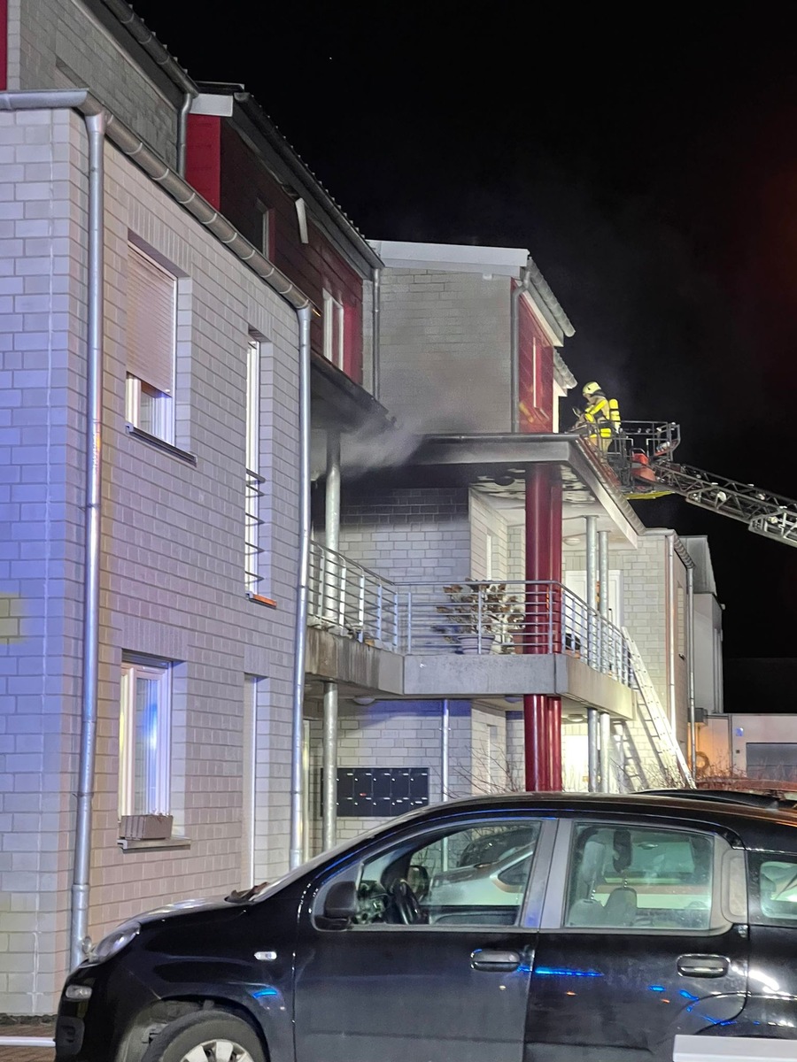 FW Grevenbroich: Erstmeldung: Ein Toter und zwei Verletzte nach Wohnungsbrand in Grevenbroich-Allrath