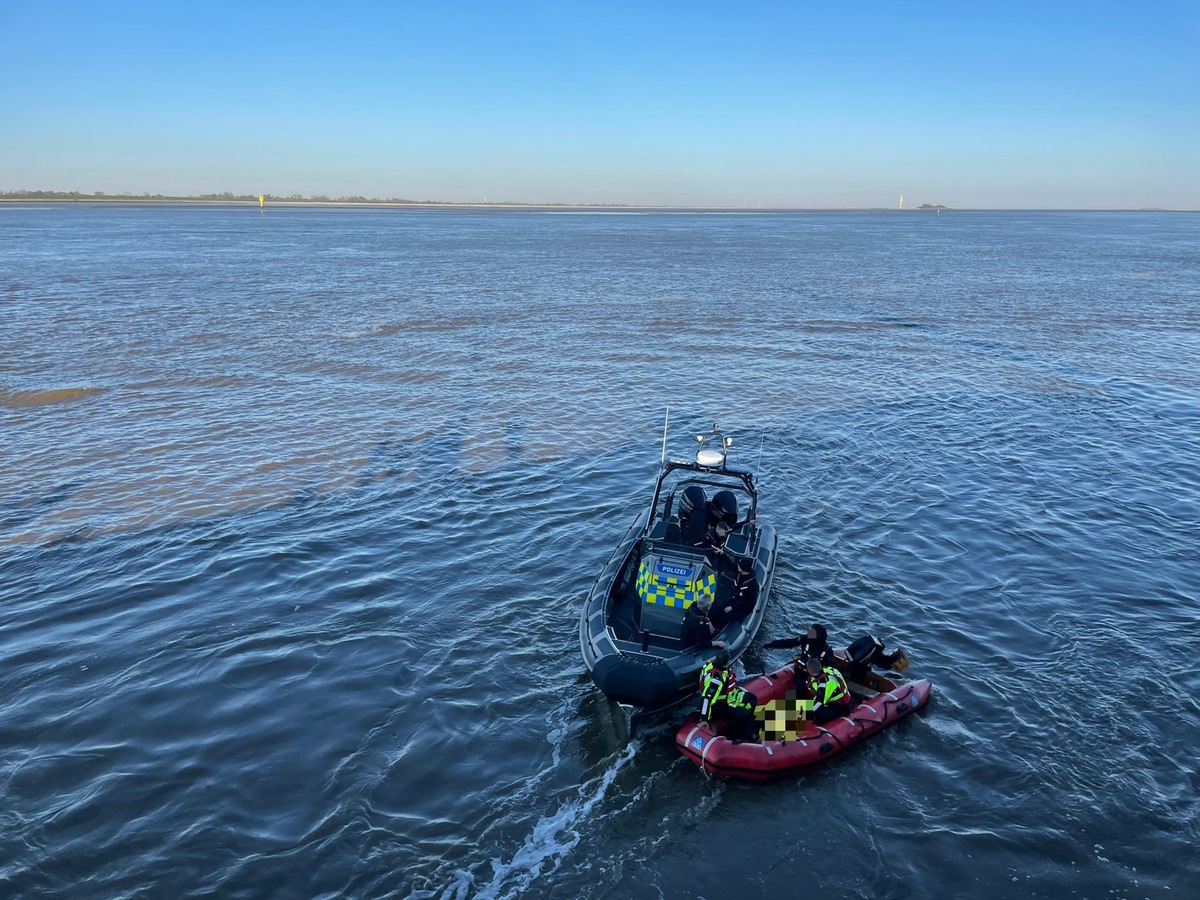 FW Bremerhaven: Feuerwehr rettet Person aus der Weser