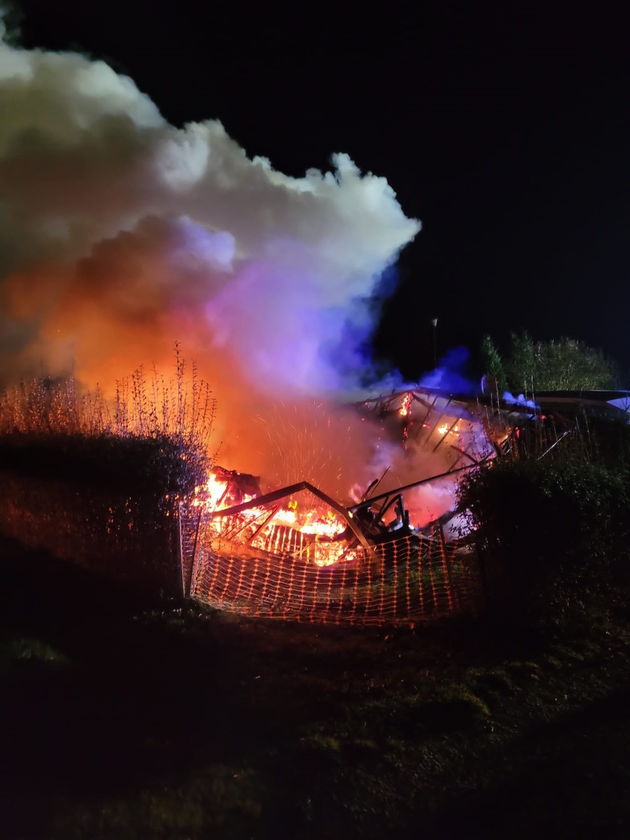 FW Lügde: Hütte auf Campingplatz steht in Vollbrand