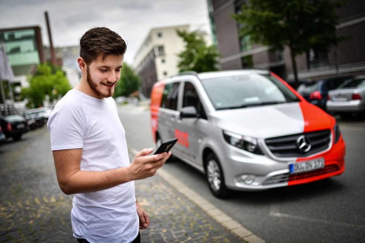 Weltpremiere: Als erste Stadt führt Duisburg städtischen Nahverkehr von Tür zu Tür ein - Technologie von door2door macht es möglich