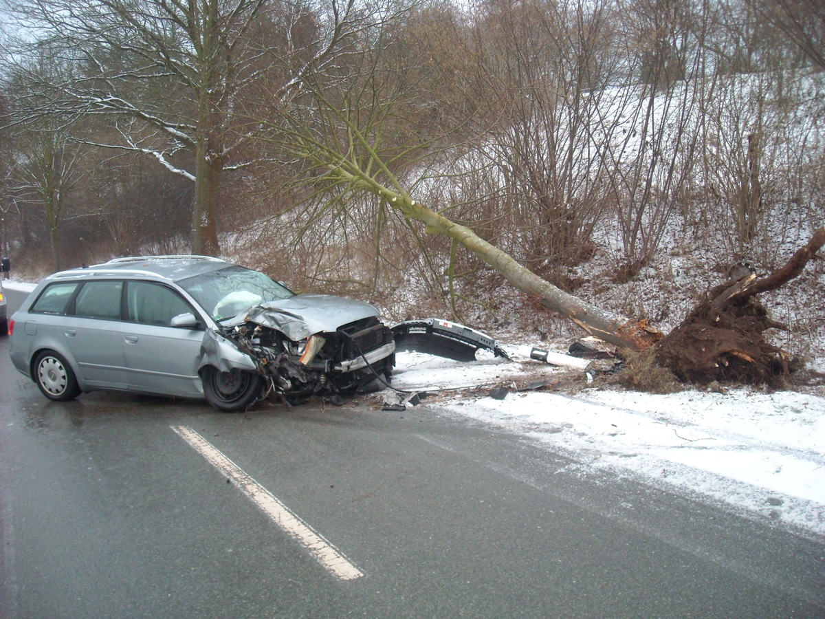 POL-HOL: Kreisstraße 50 zwischen Fohlenplacken und Holzminden: Gegen Baum geprallt - Fahrer verletzt  - Auf winterglatter Straße von Fahrbahn abgekommen -