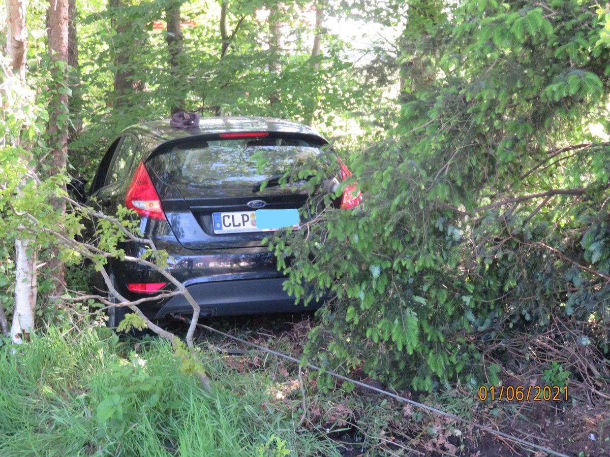 POL-OL: +++Trecker kollidiert mit Pkw -zwei Personen verletzt+++