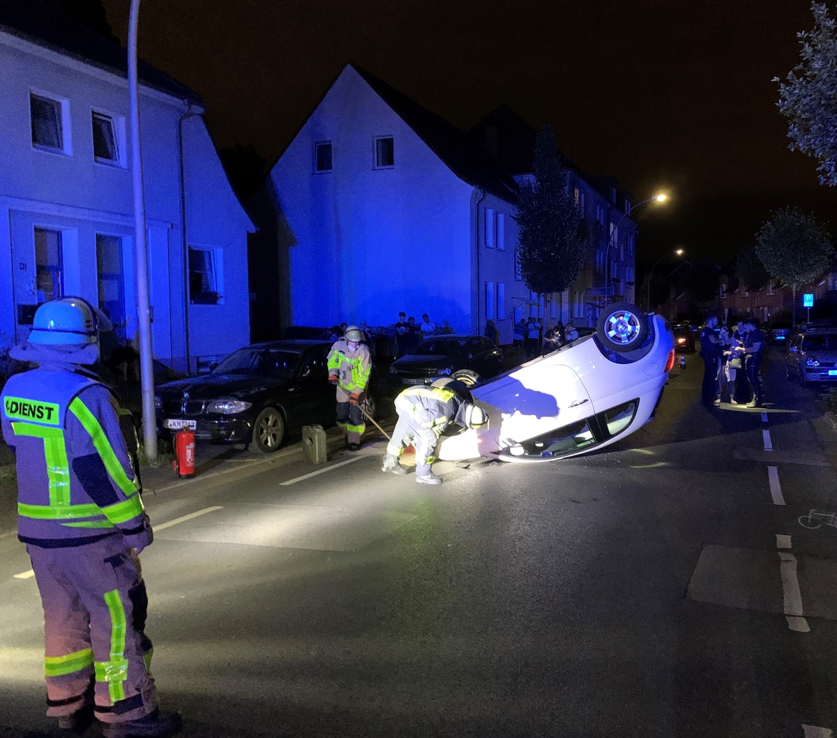 FW-GLA: Pkw überschlägt sich bei Verkehrsunfall