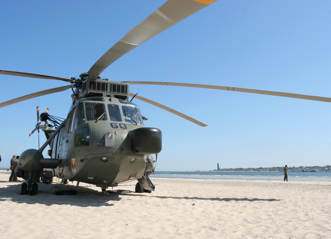 Sicherheitslandung eines Marinehubschraubers an der Kieler Förde