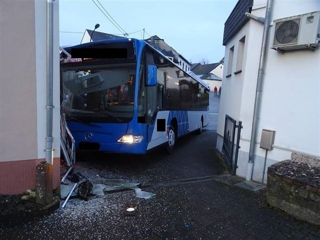 POL-PDWIL: Verkehrsunfall - Bus prallt gegen Hauswand