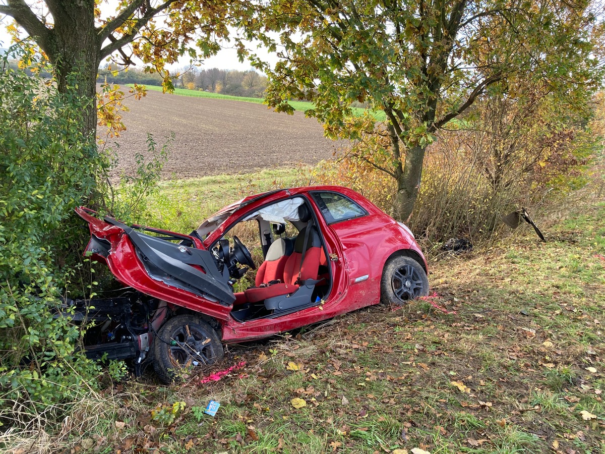 POL-AC: Auto prallt gegen Baum - Frau wird schwer verletzt