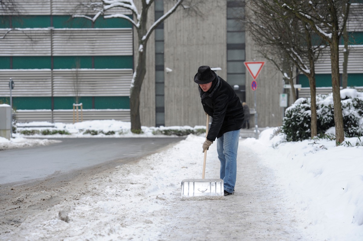 Tipps für den Alltag / Sicher durch den Winter / Räum- und Streupflicht bei Eis und Schnee (mit Bild)