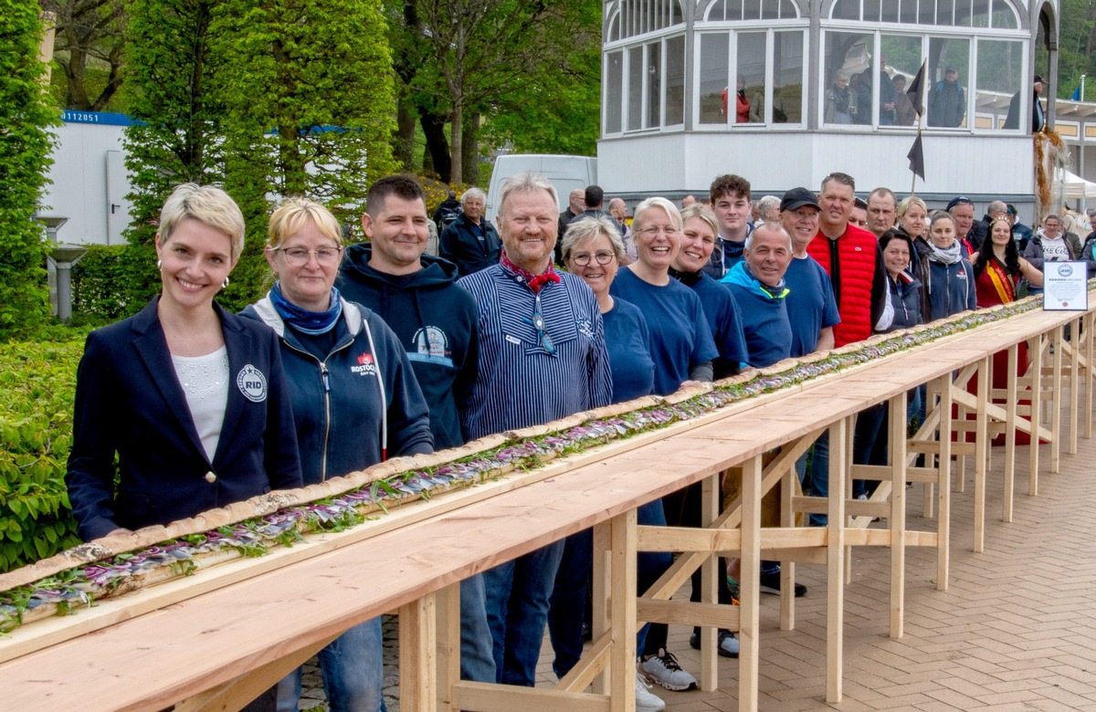 Rügen knackt Fischbrötchen-Weltrekord von Usedom und produziert »längstes Bismarckheringsbrötchen« der Welt