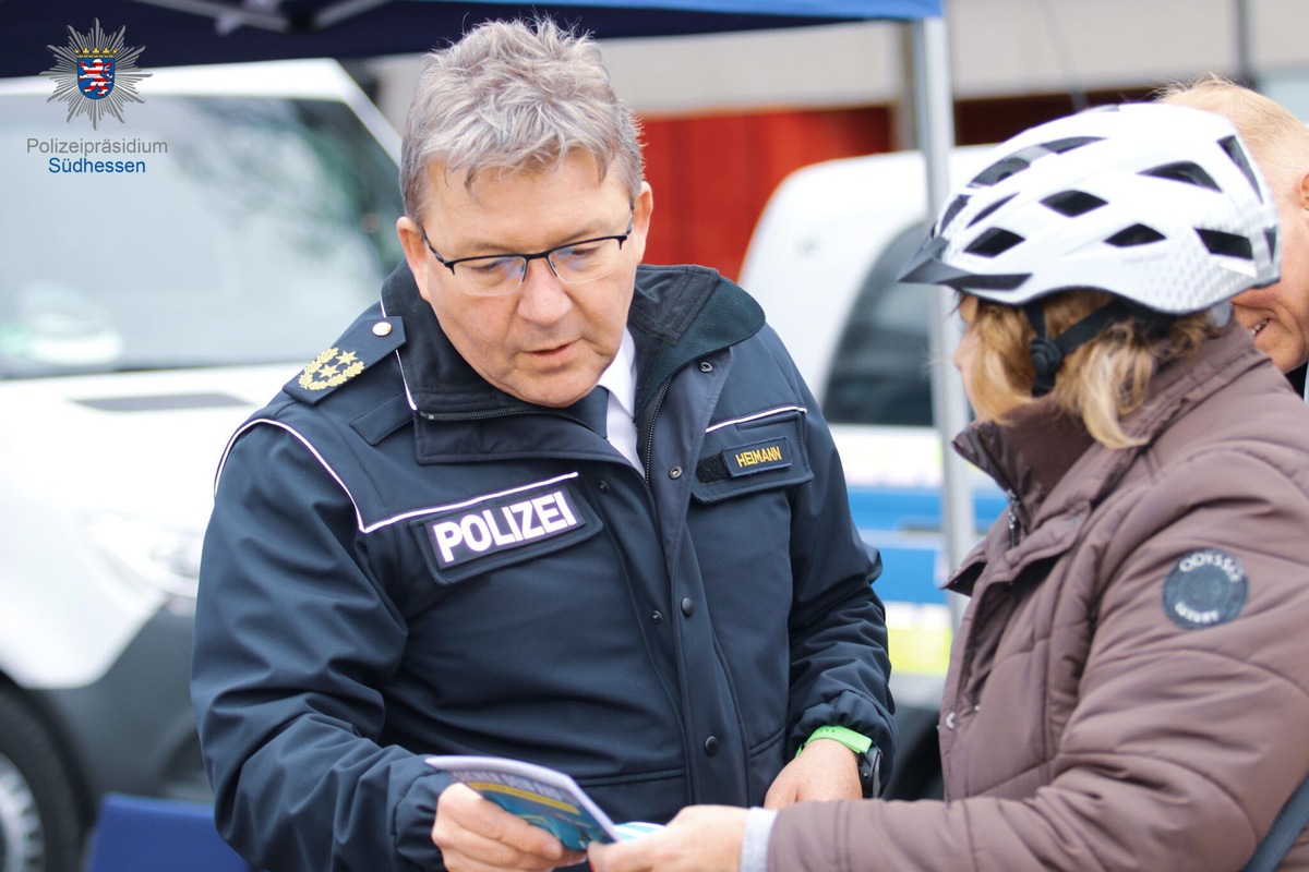 POL-DA: Darmstadt/Südhessen: Auftaktveranstaltung zur Fahrradregistrierung lockt viele Interessierte auf dem Luisenplatz an / Polizei registriert und codiert über 100 Fahrräder