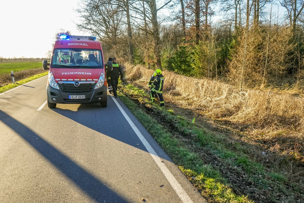 FW Flotwedel: Ortsfeuerwehr Bröckel sichert Unfallstelle ab