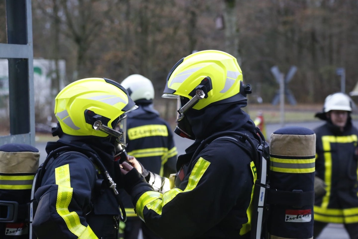 FW-EN: Feuerwehren Wuppertal und Schwelm üben gemeinsam am Ausbildungsgelände des Instituts der Feuerwehren NRW