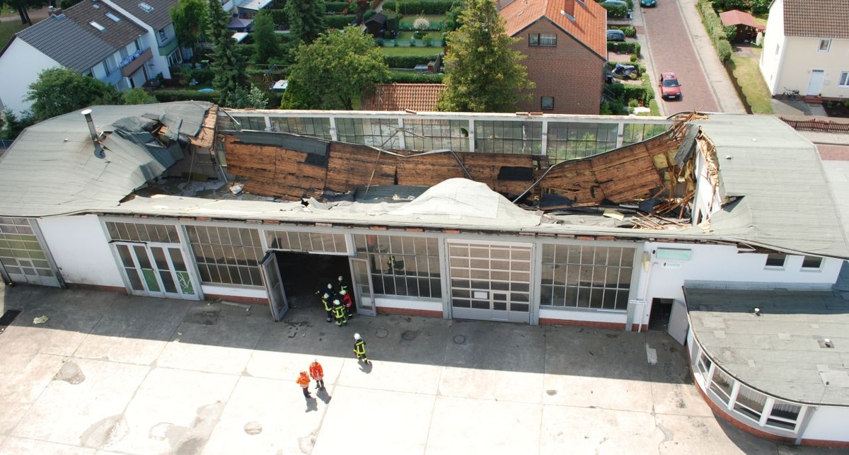 POL-NI: Einsturz eines Hallendaches - Gemeldete Gasexplosion glücklicherweise nicht bestätigt -Bild im Dwonload-